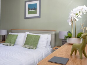 Möbel, Interior Design, Bett, Schlafzimmer, Holz, Bedding, Linens, Bettdecke, Zimmer, Textil