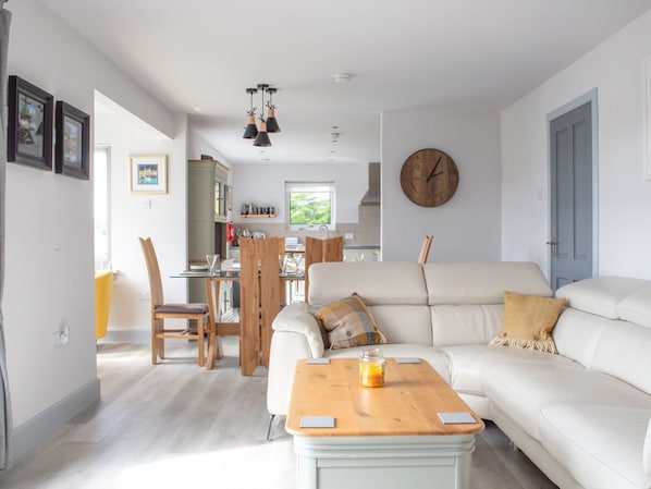 Möbel, Interior Design, Flooring, Couch, Holz, Fussboden, Zimmer, Decke, Wohnzimmer, Zuhause