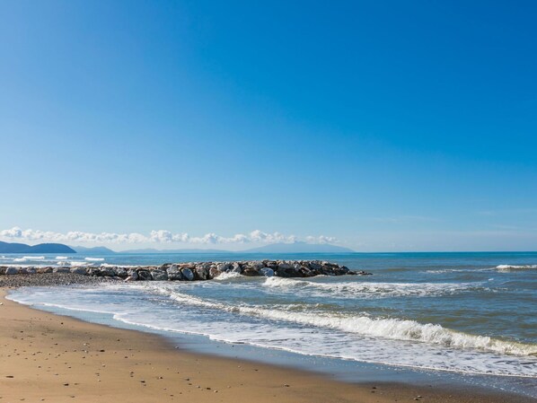 Sky, Blue, Water, Body Of Water, Beach, Water Resources, Horizon, Coast, Coastal And Oceanic Landforms
