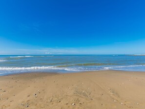 Blue, Sky, Water, Daytime, Beach, Body Of Water, Water Resources, Horizon, Coast