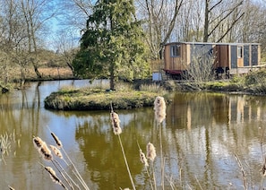 Cozy Cabin 2 - Fairwood Lakes Holiday Park, Westbury