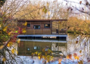 Floating Lodge - Fairwood Lakes Holiday Park, Westbury