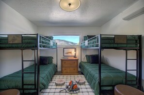 Bunkroom (4 twin beds)