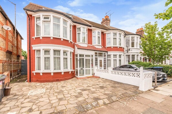 Berkshire Haven in N13: A peaceful escape in the heart of North London. 🌿✨