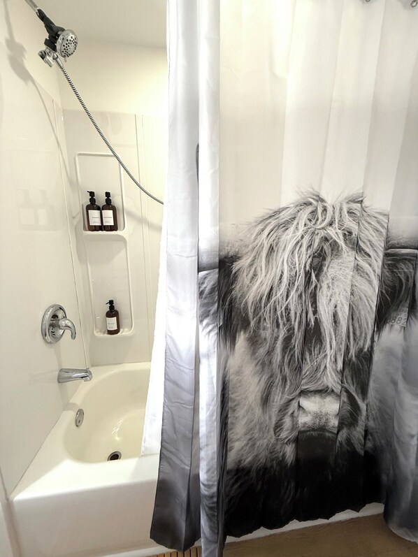 washroom w/shampoo, conditioner and bodywash