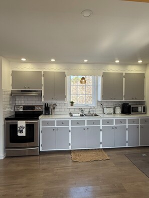 full kitchen w/all cooking amenities + Keurig coffee included!