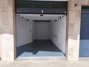 Garagem privativa com carregador elétrico