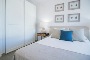 ROOM (2)