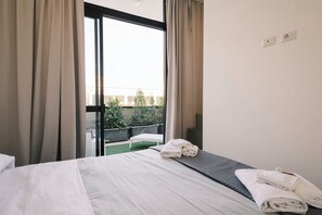 Camera da letto matrimoniale elegante con comodini.