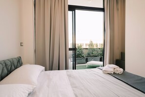 Camera da letto matrimoniale elegante con comodini.