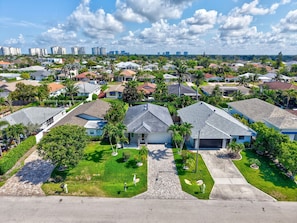 Tranquil neighborhood close to the beach and downtown.