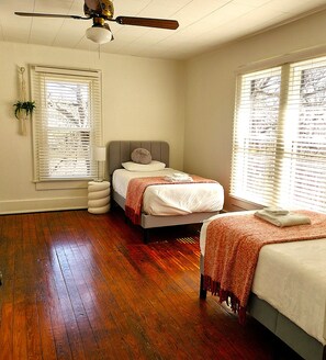 Twin Bedroom: 100% cotton sheets
Ceiling fan