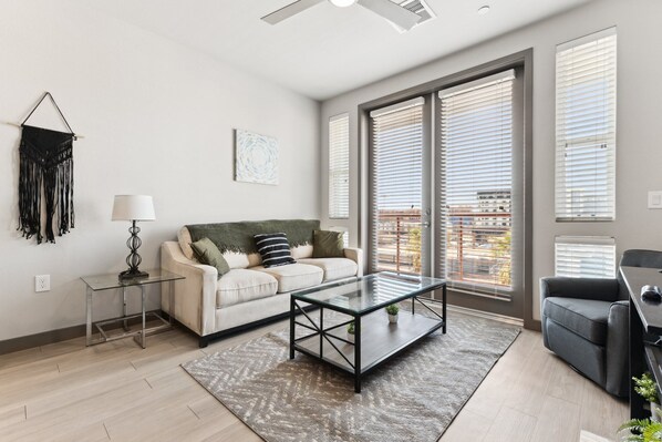 CozySuites PHX RORO Gym, Pool, Pets, Parking! #16