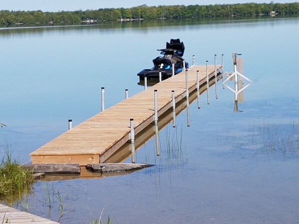Private Dock & Lakefront Views – Step out onto your private dock overlooking the crystal-clear waters of Berford Lake. Perfect for boating, swimming, fishing, or simply soaking in the peaceful waterfront scenery.