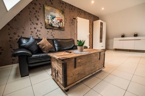 Wohnzimmer mit Sofa
