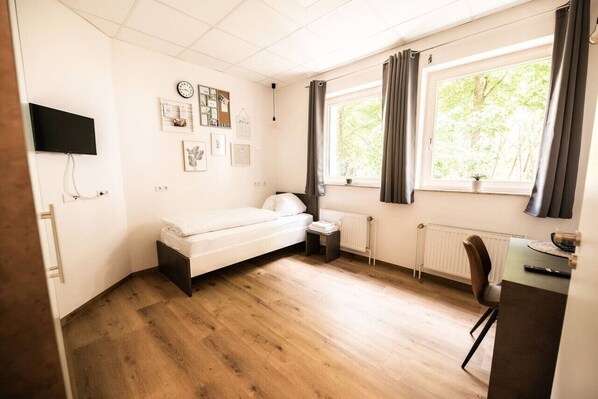 Modern eingerichtetes  Schlafzimmer mit  Blick zur Vechte und ins Grüne