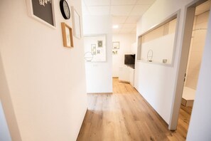 Ein sehr schönes kompaktes Appartement mit Flur, Küche, Bad und 2 Schlafzimmern und einen Arbeitsplatz