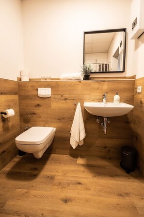 Geräumiges und schönes Badezimmer mit Lüftung