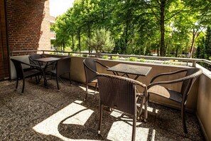 Gemeinschaftsbalkon mit einem Panoramablick auf Wasser und ins Grüne