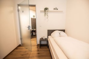 Ambientebeleuchtung und Deco Elemente sorgen für einen zu Hause Gefühl. Wir haben 2 Glastüren zwischen den Zimmern um mehr Licht in die Wohnung zu holen:)