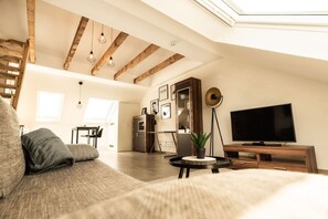 Ein sehr schönes kompaktes Studio mit Flur, Küche, Bad und einen Schlafbereich in der Galerie.