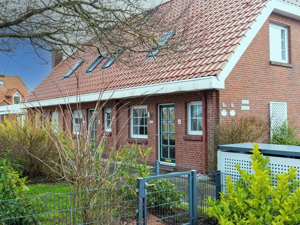 Building, Window, House, Roof, Residential Area, Home, Shrub, Brick, Brickwork, Cottage