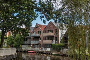 The holiday complex is directly on the water and the city park. The central location at the water and at the same time in the vere is unini.