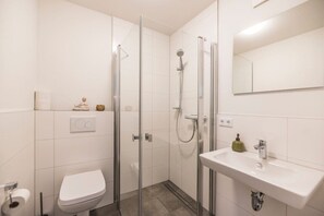 Hell and friendly bathroom with all was to need.