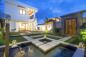 Spacious front yard to welcome our guest