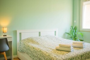 Une chambre paisible et lumineuse pour vous reposer ou télétravailler. Literie confortable Queen Size (160 x 200cm), bureau et déco sympa. Une question ? Écrivez-nous, on est là pour vous !