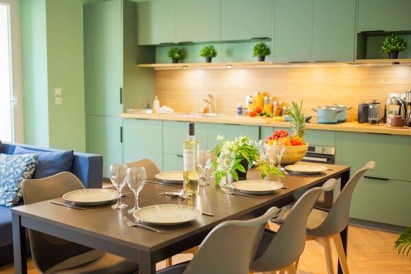 Profitez d’une cuisine entièrement équipée et d'une salle à manger moderne et conviviale, prête à vous accueillir autour d’un bon repas. Tout est prévu pour que vous vous sentiez chez vous. Une question ? Écrivez-nous !