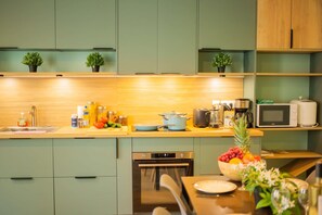 Une cuisine moderne et charmante, toute équipée pour vos repas en famille ou entre amis. Déco soignée et convivialité au menu. Une question ? Écrivez-nous, on vous répond vite !