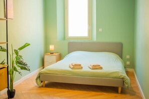 Repos garanti dans cette chambre lumineuse au style épuré. Literie douillette Queen Size (160 x 200cm) &amp; serviettes déjà prêtes rien que pour vous ! Une question ? Écrivez-nous, on vous répond avec plaisir !