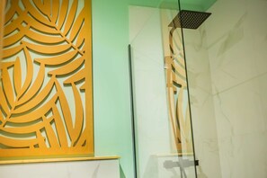 Profitez d’une salle de bains moderne et apaisante avec douche à effet pluie et déco végétale. Vous avez une question ou un besoin particulier ? Contactez-nous, on vous répond avec plaisir !