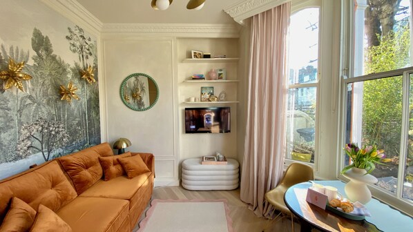 Bright west facing studio room approx. 18m2