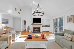 19 Dewberry Lane - Beautiful living room area