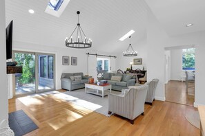 19 Dewberry Lane - Beautiful living room area