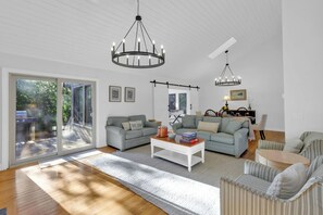 19 Dewberry Lane - Beautiful living room area