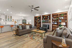 Simone Tranquila - Open Spacious Family Room