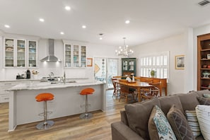Simone Tranquila - New Modern Kitchen