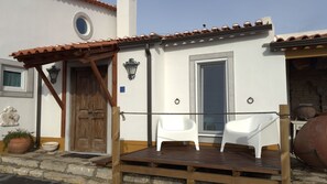 A cozy nook perfect o enjoy an evening wine.
#comfort #outdoor #traditional #portugal #pt #sinta
