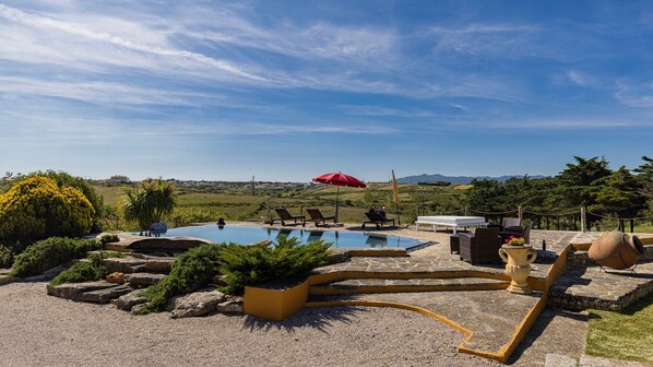 Enjoy the breathtaking views that surround the outdoor pool.
#landscape #outdoor #pool #swimmingpool #portugal #pt #sintra