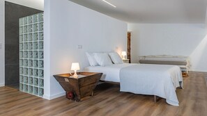 The bedroom has a comfortable bed, with quality linens! Perfect for restful nights #comfort #rest #portugal #pt #sintra