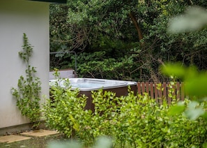Large spacious hot tub in private woodland surroundings
