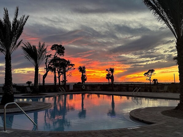 Walk to north pool overlooking the ocean at sunset in less than 5 mins!