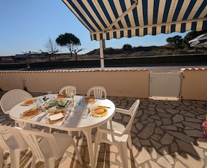 Grande terrasse exposé Sud et Ouest avec store de soleil