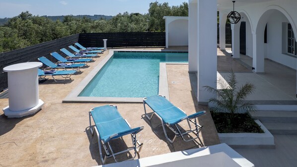 Indoor/outdoor pool