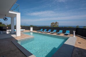 Indoor/outdoor pool