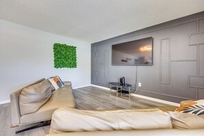 Living Room | 1st Floor | Smart TV | Free WiFi | Central A/C & Heating