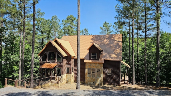 Exterior Oasis: Step into a nature retreat with stunning views and charming rustic architecture!